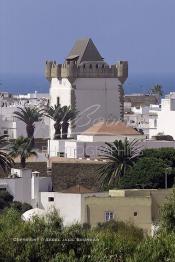 Image du Maroc Professionnelle de  Vue sur l'ancienne fortification Portugaise construite XVIe siècle au milieu de la Kasbah d'Asilah, ville du nord du Maroc sur l'océan Atlantique à 40 km au sud de Tanger, Vendredi 9 Août 2002. (Photo / Abdeljalil Bounhar)